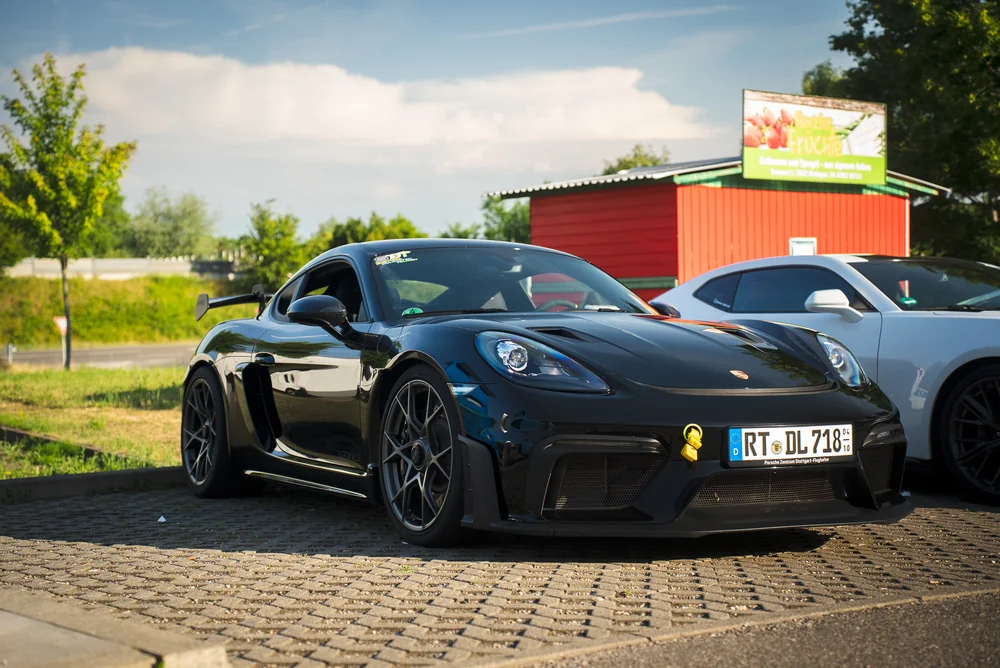 Schwarzer Porsche 718 vor dem Tourstart