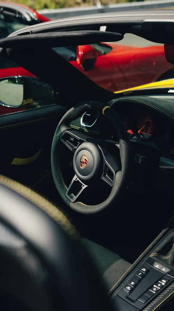 Blick in das Cockpit des roten Porsche Spyder