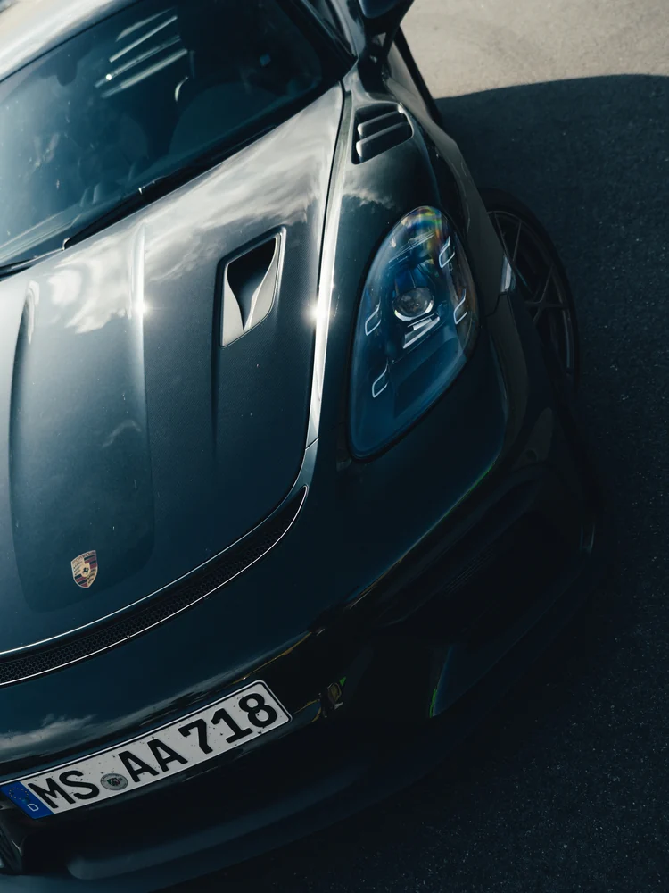 Licht und Schatten auf der Front eines Porsche