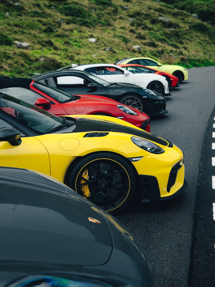 Porsche und weitere Sportwagen beim gemeinsamen Passstopp