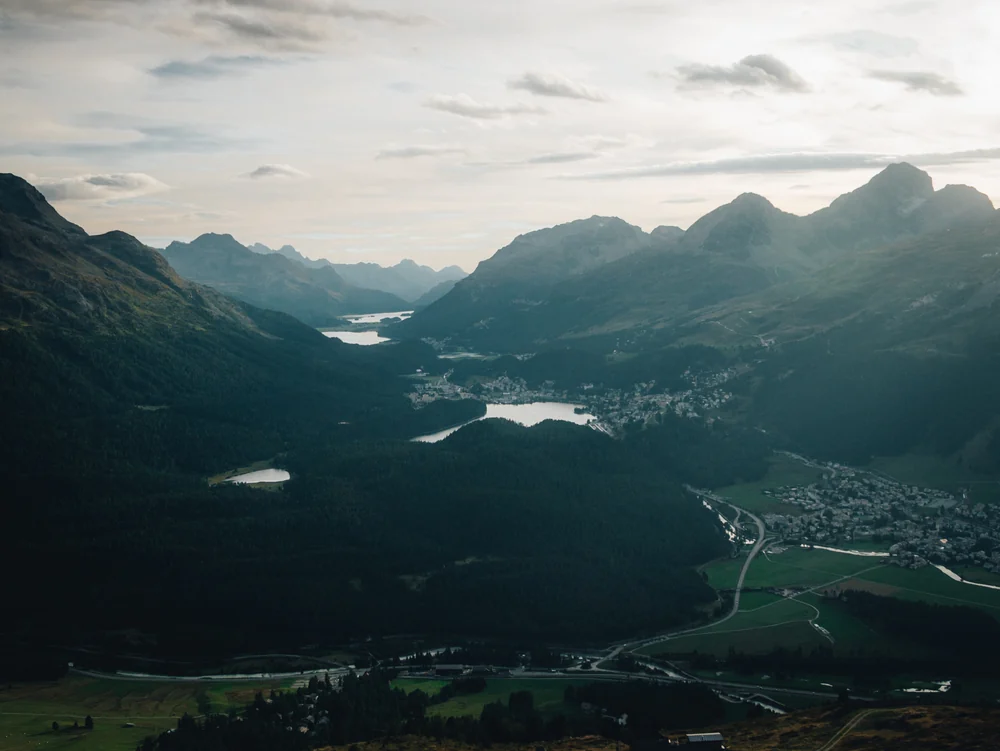 Weitblick über die Alpenlandschaft während Grüezi Grande