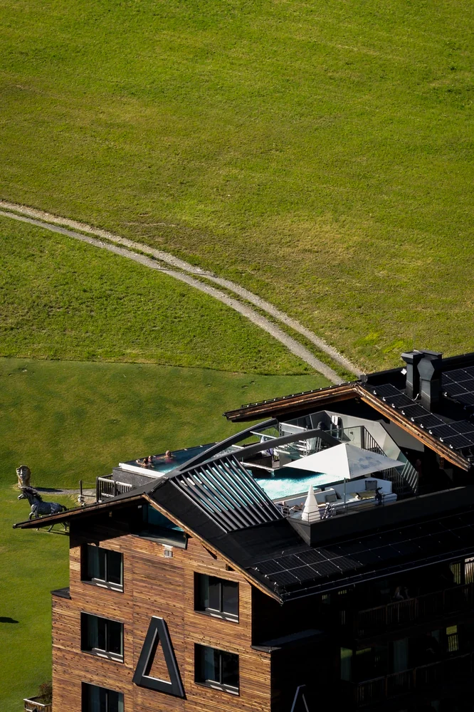 Hotelterrasse vor grünen Berghängen