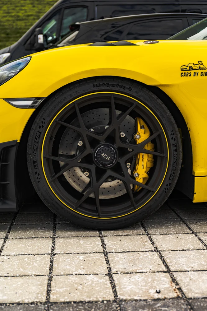 Rad und Keramikbremse des gelben Porsche Spyder RS