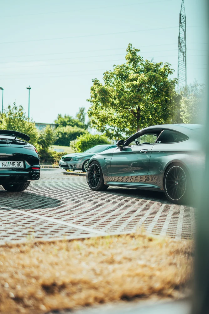 Mercedes-AMG Coupé zwischen den Sportwagen am Treffpunkt