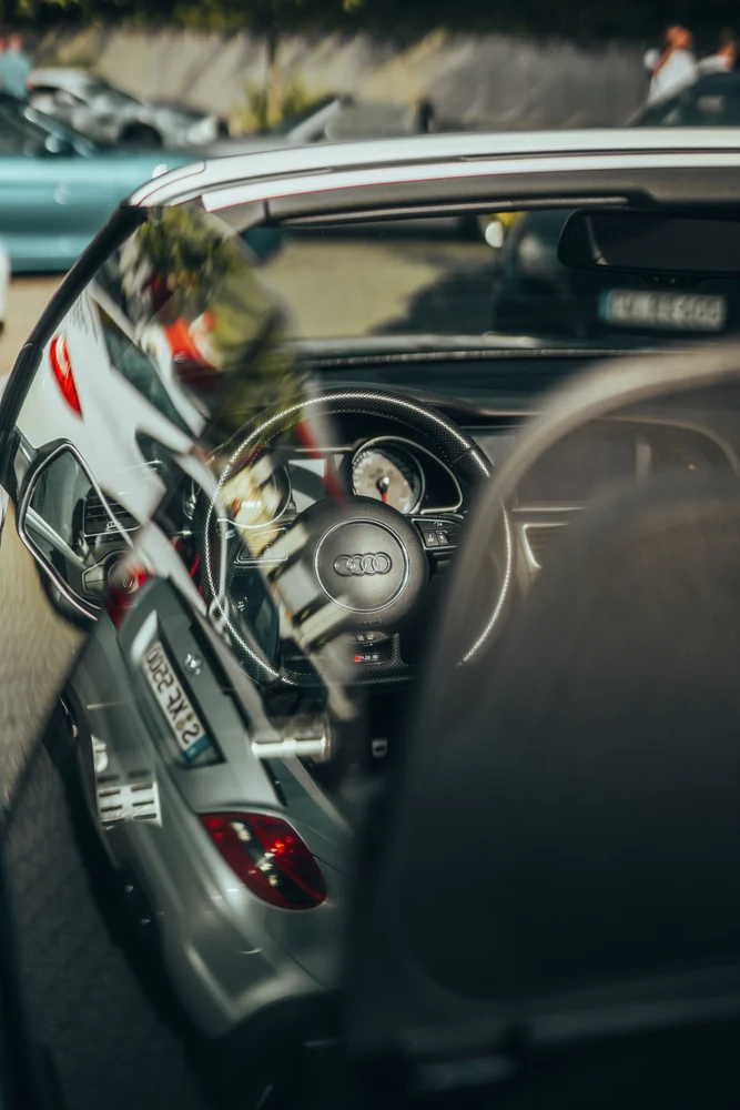 Blick durch die Scheibe auf das Audi-Cockpit