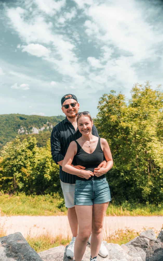 Zwei Teilnehmer am Aussichtspunkt auf der Schwäbischen Alb