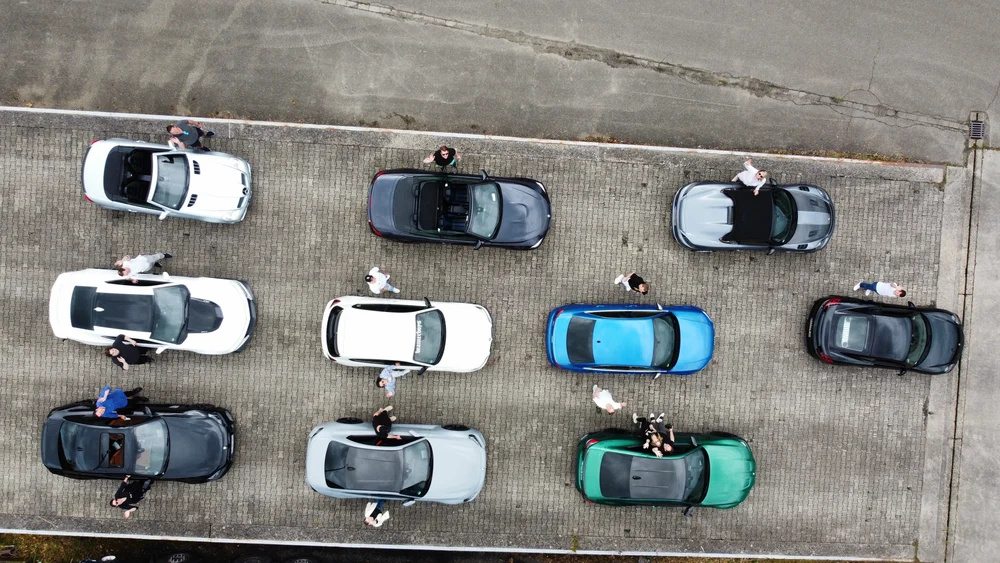 Der Squad und seine Sportwagen in einer Aufnahme direkt von oben