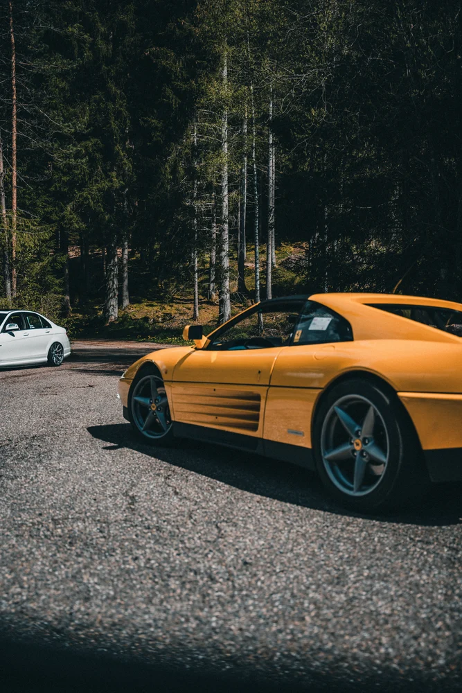 Gelber Ferrari beim Zwischenstopp am Schwarzwaldrand