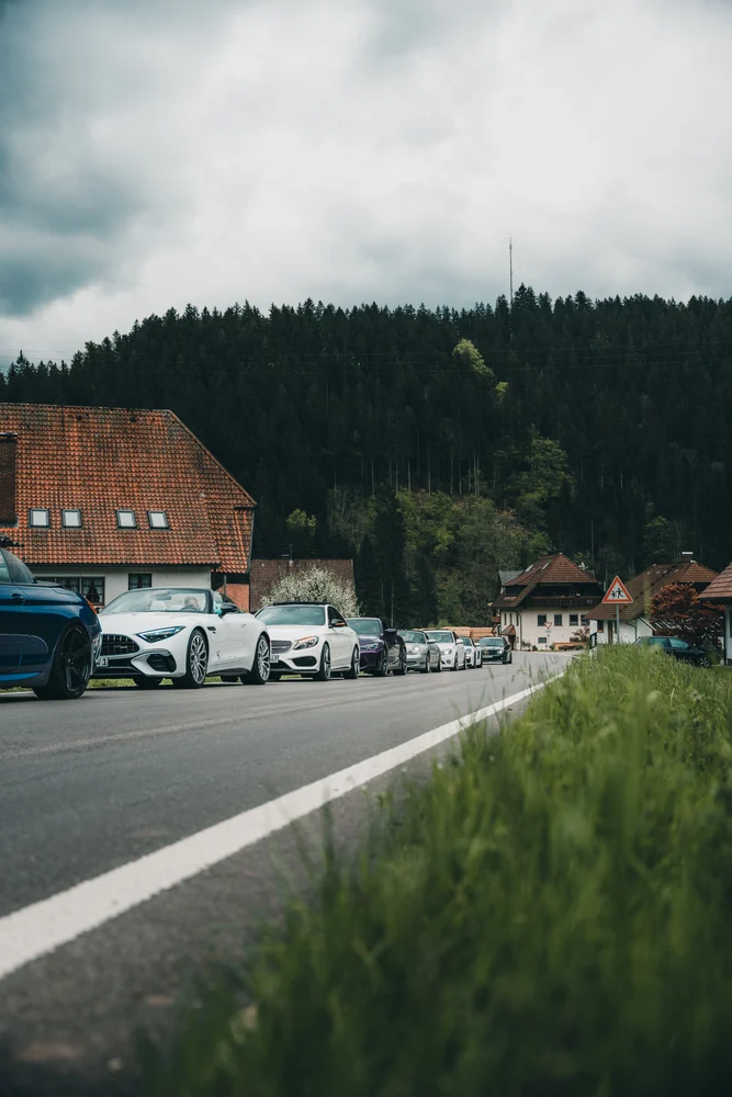 Die Fahrzeugkolonne beim Halt in einem Schwarzwaldort
