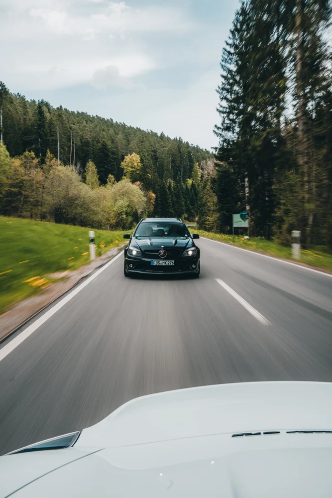 Dunkler Mercedes während der Fahrt durch den Schwarzwald