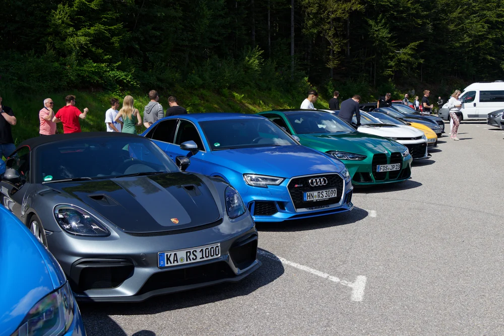 Porsche und Audi vor dem Aussichtspunkt während der Schwarzwald-Tour