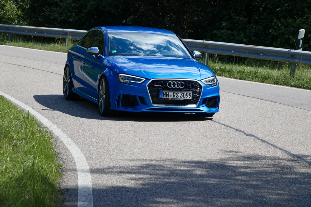 Blauer Audi auf einer Kurve im Schwarzwald