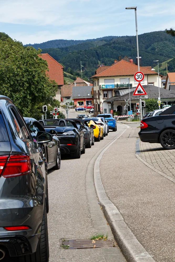Die Sportwagenkolonne in einer Straße im Schwarzwald