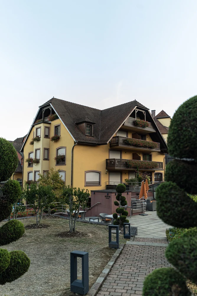 Hotel und Garten während Spirit of the Vosges