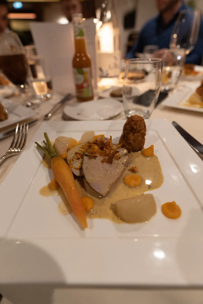 Angerichtetes Abendessen an der gemeinsamen Tafel