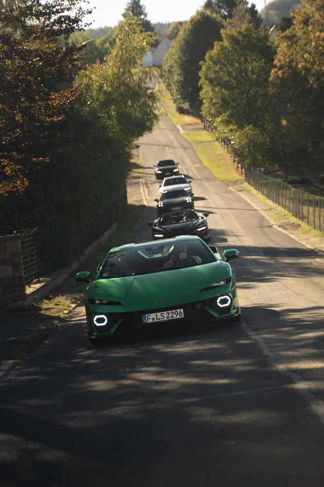 Grüner Porsche an der Spitze der Fahrzeuggruppe