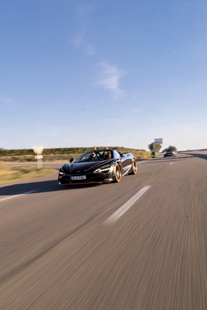 Schwarzer Porsche unterwegs durch die Vogesen