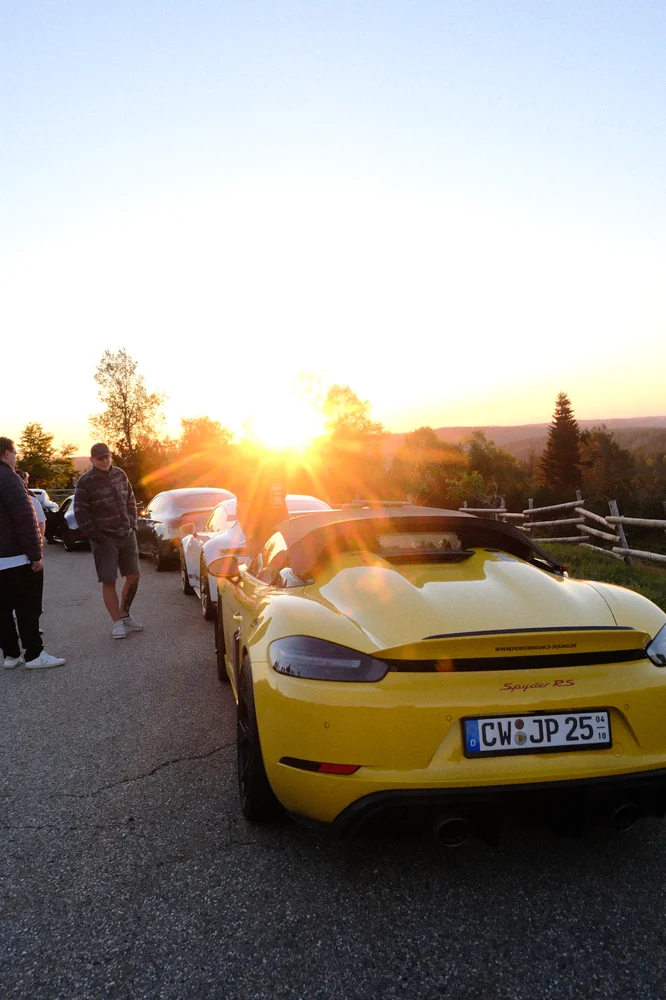 Sonnenaufgang über dem gelben Porsche Spyder RS