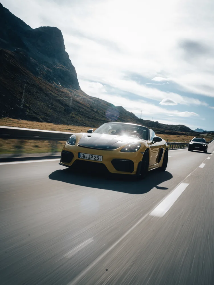Gelber Porsche Spyder RS auf der Fahrt durch die Alpen