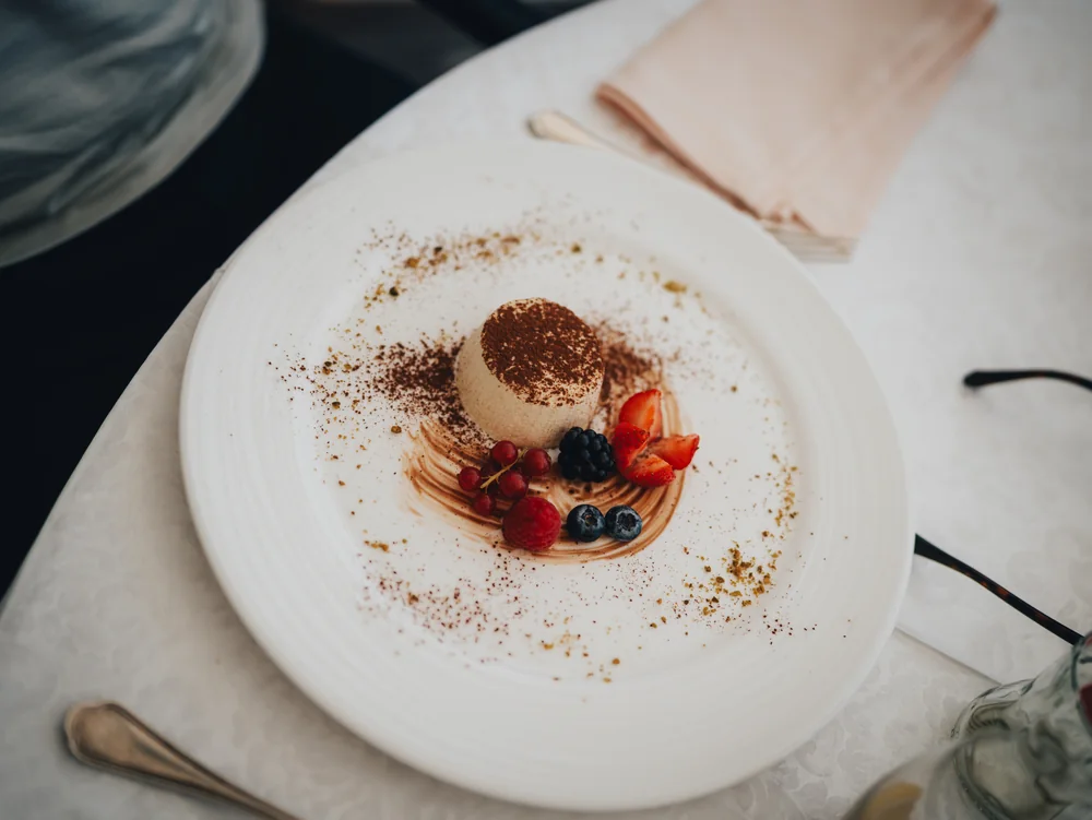 Dessert mit Beeren beim gemeinsamen Essen auf Grüezi Grande
