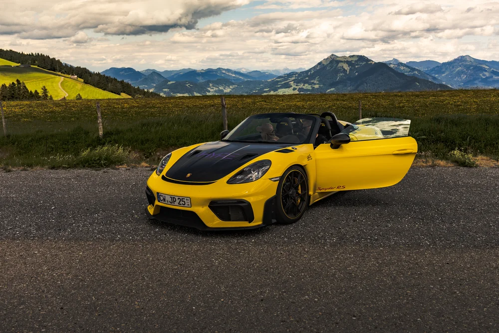Porsche Spyder RS vor dem weiten Alpenpanorama