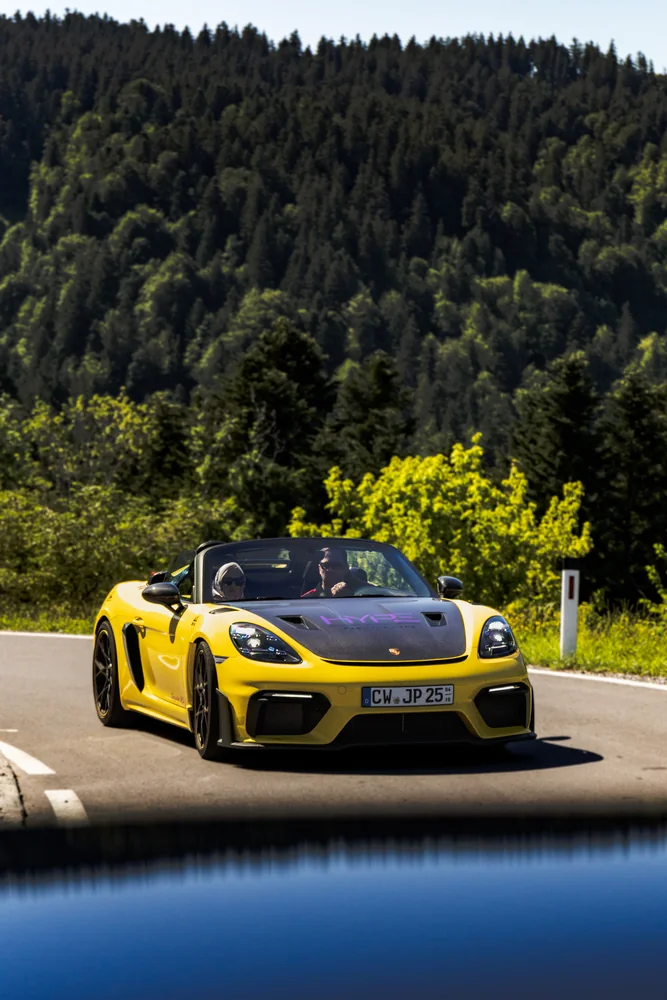 Gelber Porsche auf der gemeinsamen Fahrt durch die Alpen