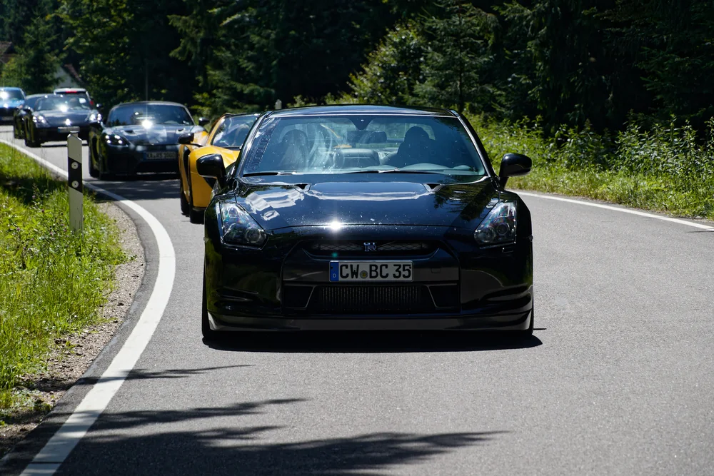 Porsche 911 an der Spitze des Sportwagenkonvois auf der Schwarzwaldstraße