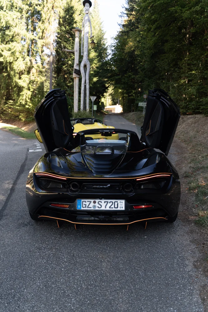 McLaren mit geöffneten Türen beim Tourstopp in den Vogesen