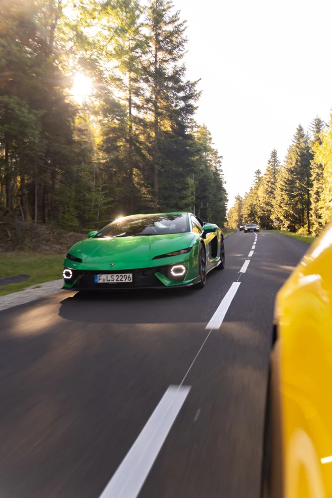 Grüner Porsche GT3 auf der gemeinsamen Fahrt durch die Vogesen