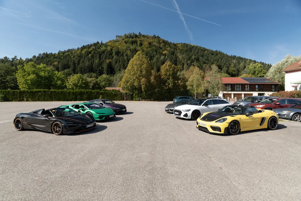 Sportwagen des Squads beim gemeinsamen Stopp in den Vogesen