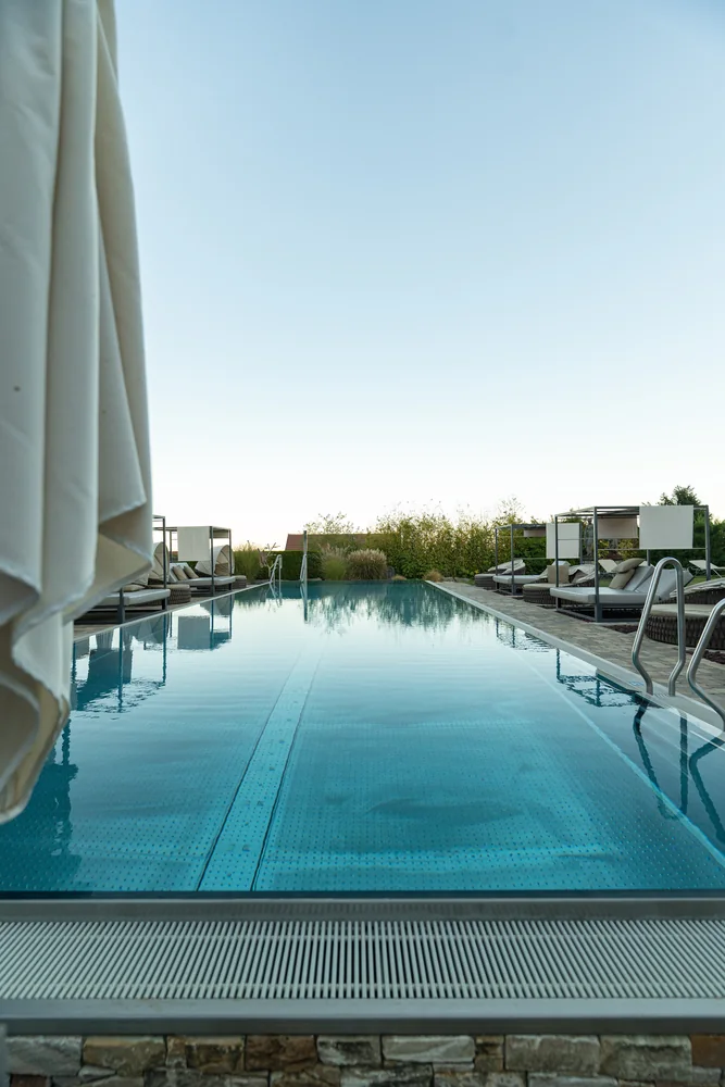 Ruhiger Hotelpool mit Blick in die Landschaft während Spirit of the Vosges