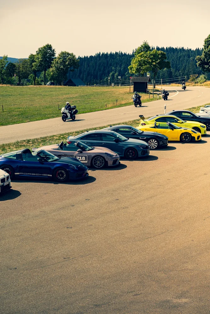 Die Sportwagen des Squads in der Sommersonne