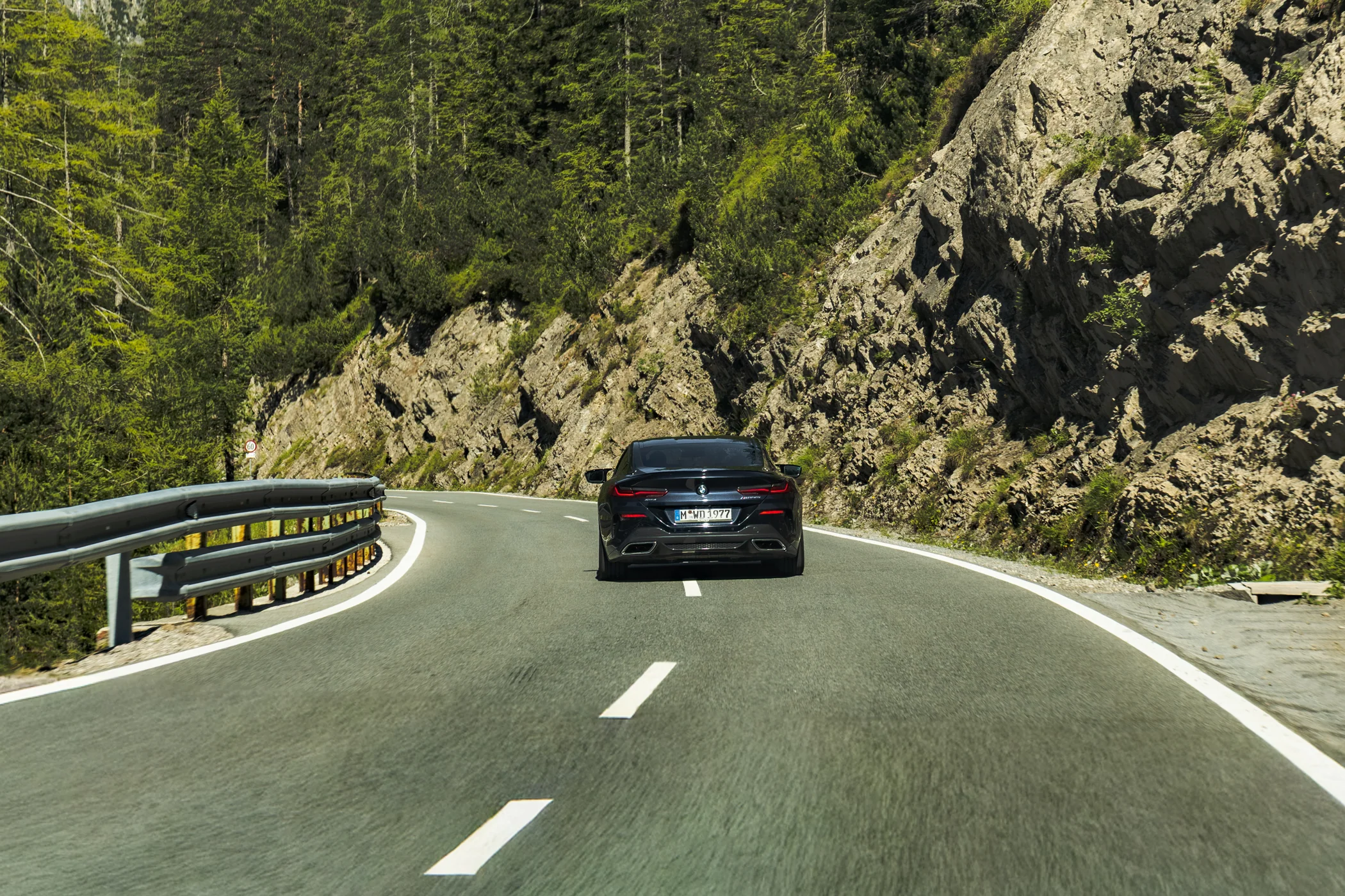 Sportwagen auf einer Alpenstraße beim Peak Run