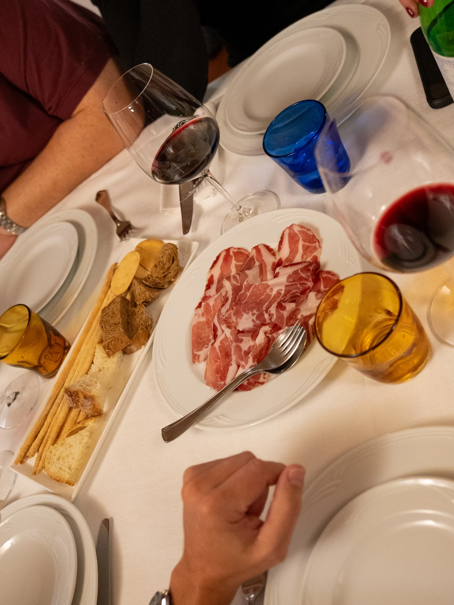 Antipasti und Rotwein beim gemeinsamen Essen auf Vino Sportivo 2024